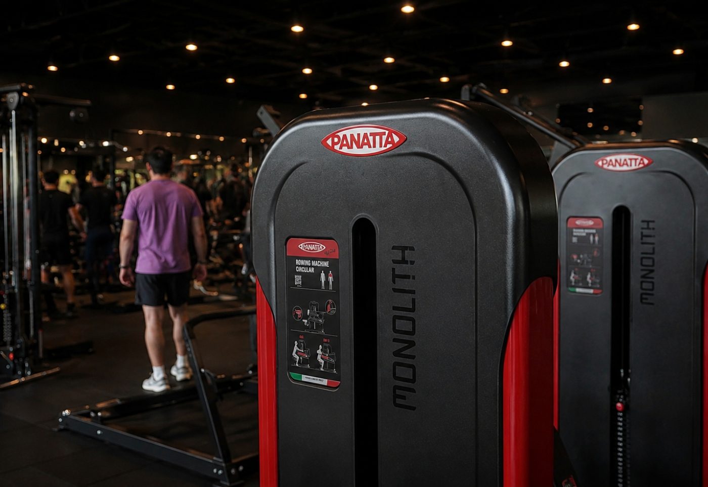 Máquinas Panatta Monolith na sala de musculação da Raig Fitness, com alunos treinando ao fundo